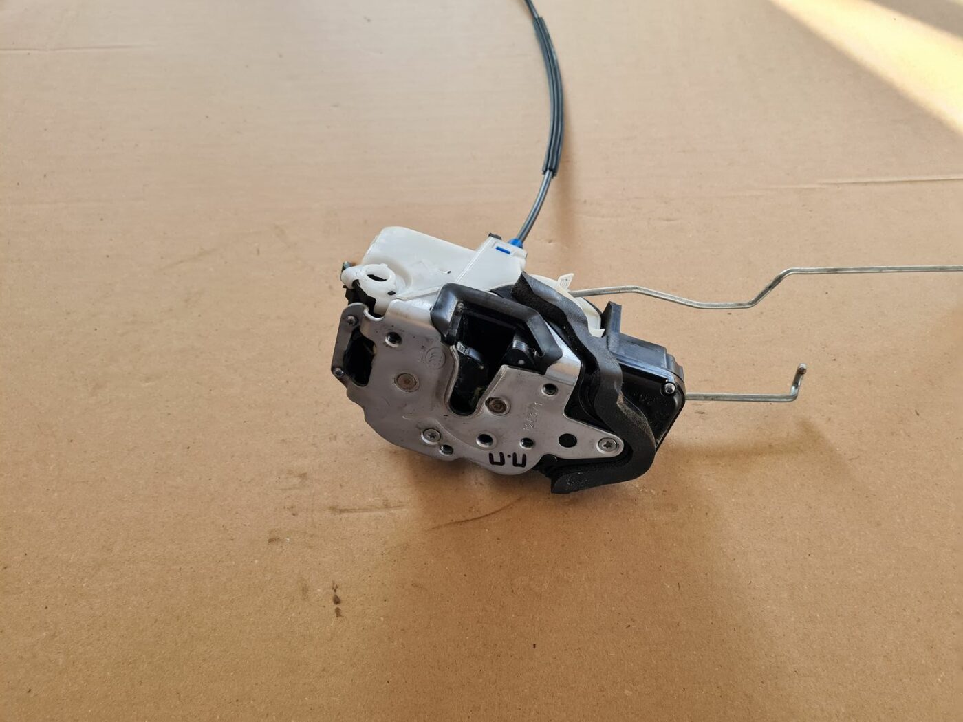 Priekšējo labo durvju slēdzene priekš OPEL ASTRA J 2013