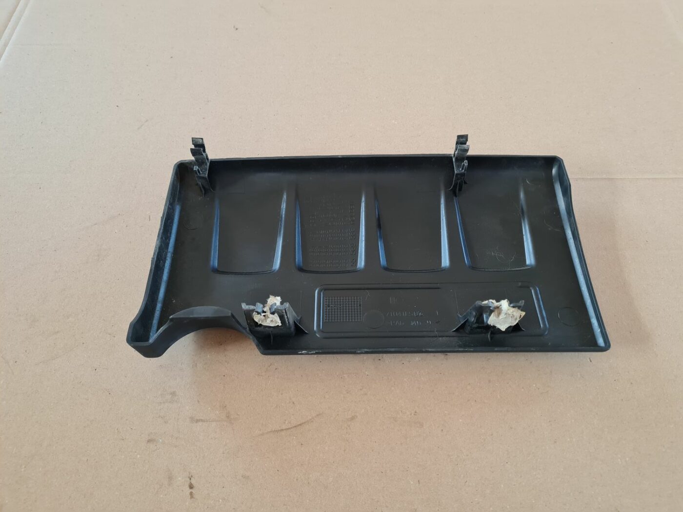 Dzinēja dekoratīvais vāks priekš OPEL ASTRA J 2013 2 Dzinēja dekoratīvais vāks priekš OPEL ASTRA J 2013