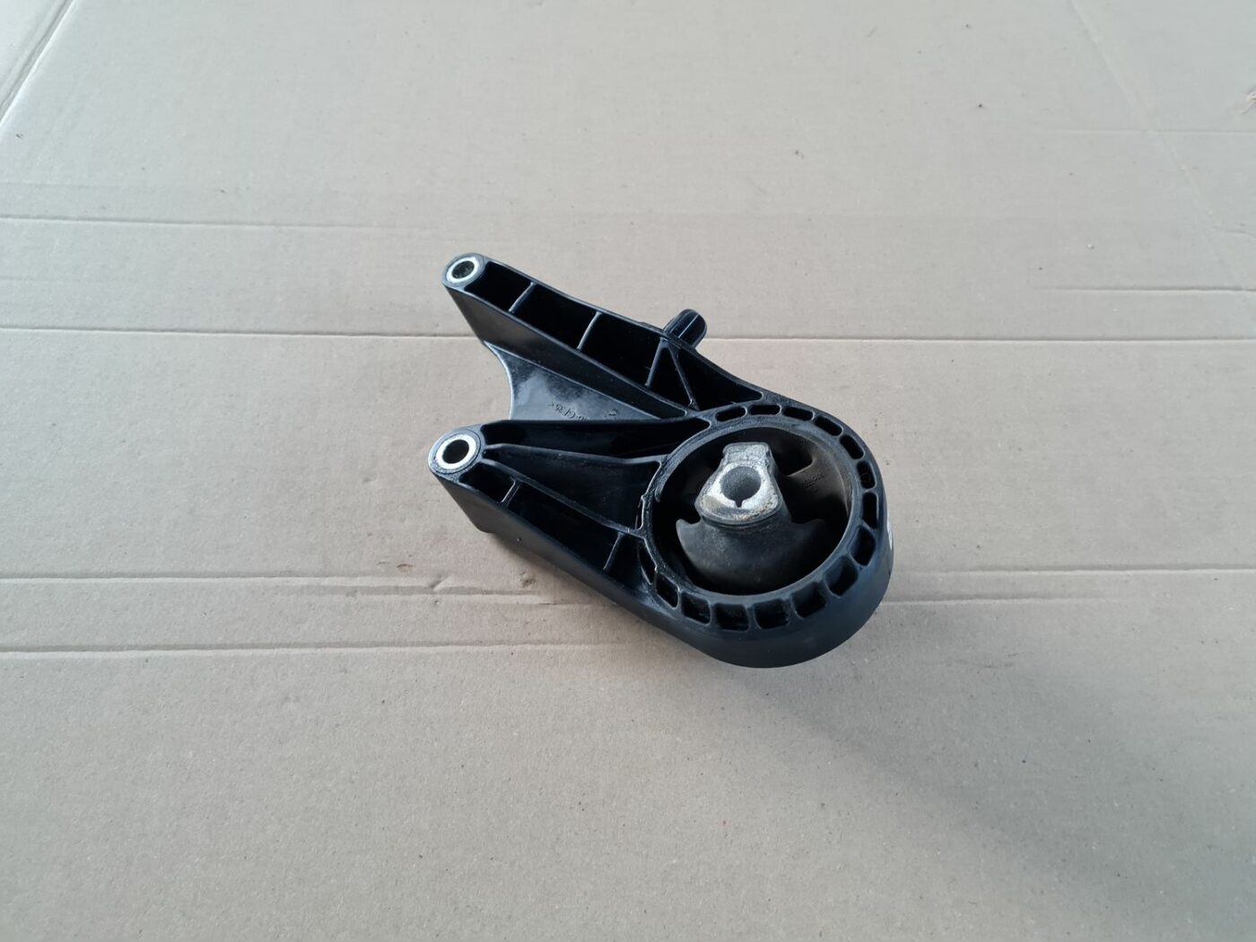 Dzinēja spilvens priekš OPEL ASTRA J 2013 1 Dzinēja spilvens priekš OPEL ASTRA J 2013