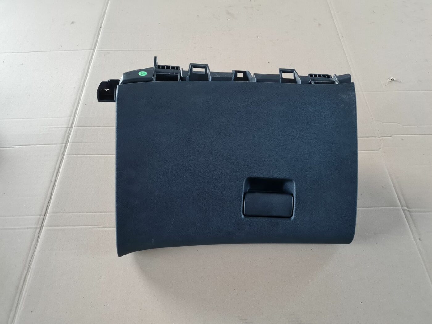 Mantu glabāšanas nodalījums pasažiera pusē priekš OPEL ASTRA J 2013