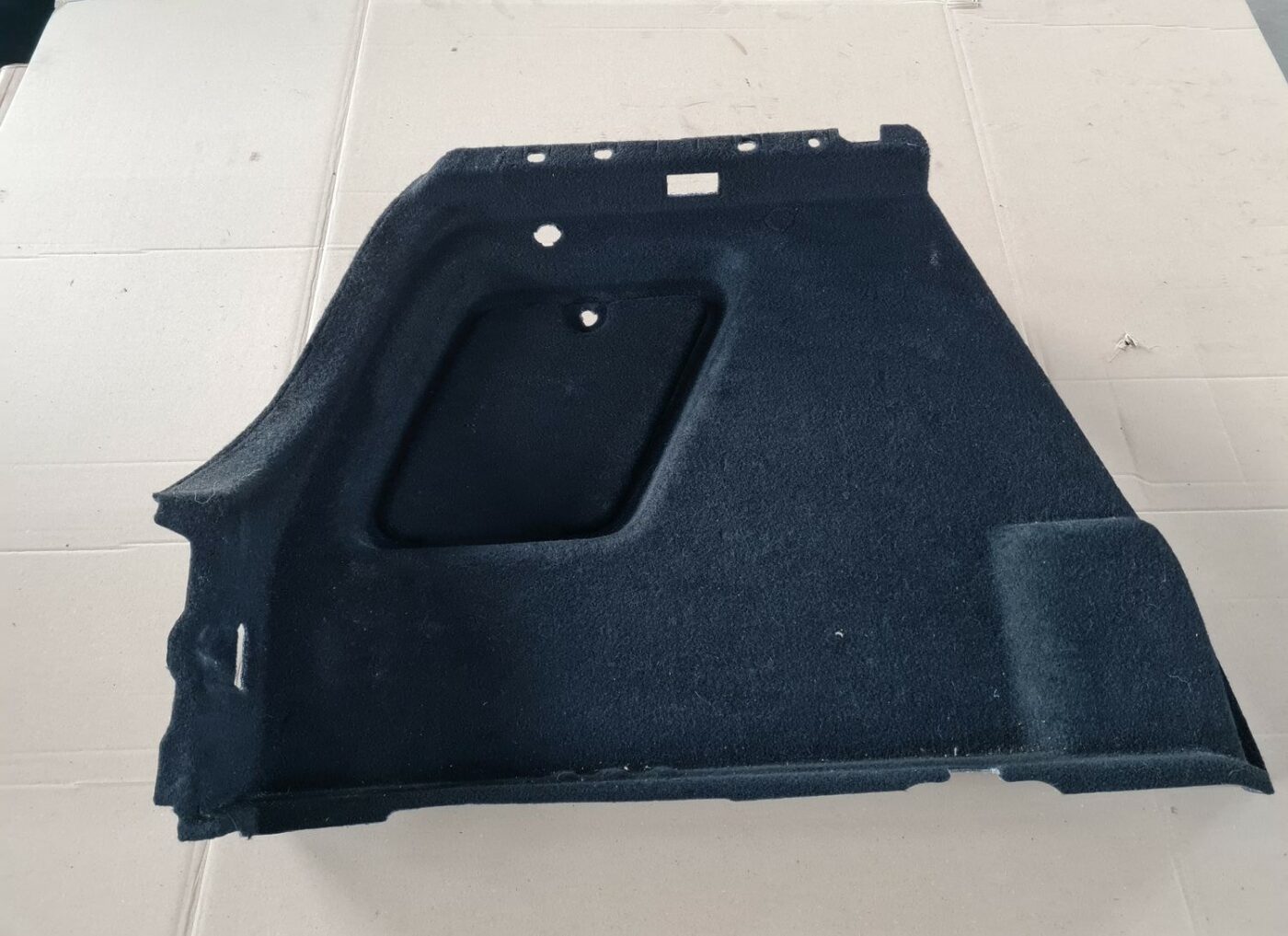 Bagāžnieka nodalījuma sānu apdare priekš OPEL ASTRA J 2013 1 Bagāžnieka nodalījuma sānu apdare priekš OPEL ASTRA J 2013