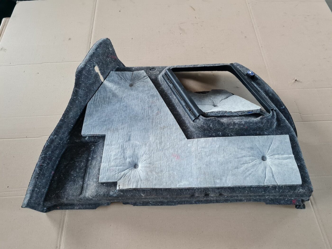 Bagāžnieka nodalījuma sānu apdare priekš OPEL ASTRA J 2013 2 Bagāžnieka nodalījuma sānu apdare priekš OPEL ASTRA J 2013