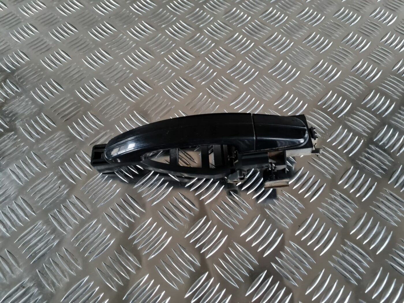 Aizmugurējāis labais durvju rokturis priekš FORD FOCUS C-MAX 2004 1 Aizmugurējāis labais durvju rokturis priekš FORD FOCUS C-MAX 2004