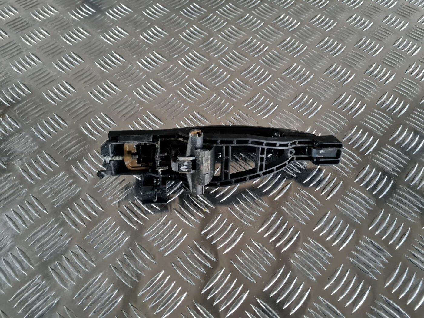 Aizmugurējāis labais durvju rokturis priekš FORD FOCUS C-MAX 2004 2 Aizmugurējāis labais durvju rokturis priekš FORD FOCUS C-MAX 2004