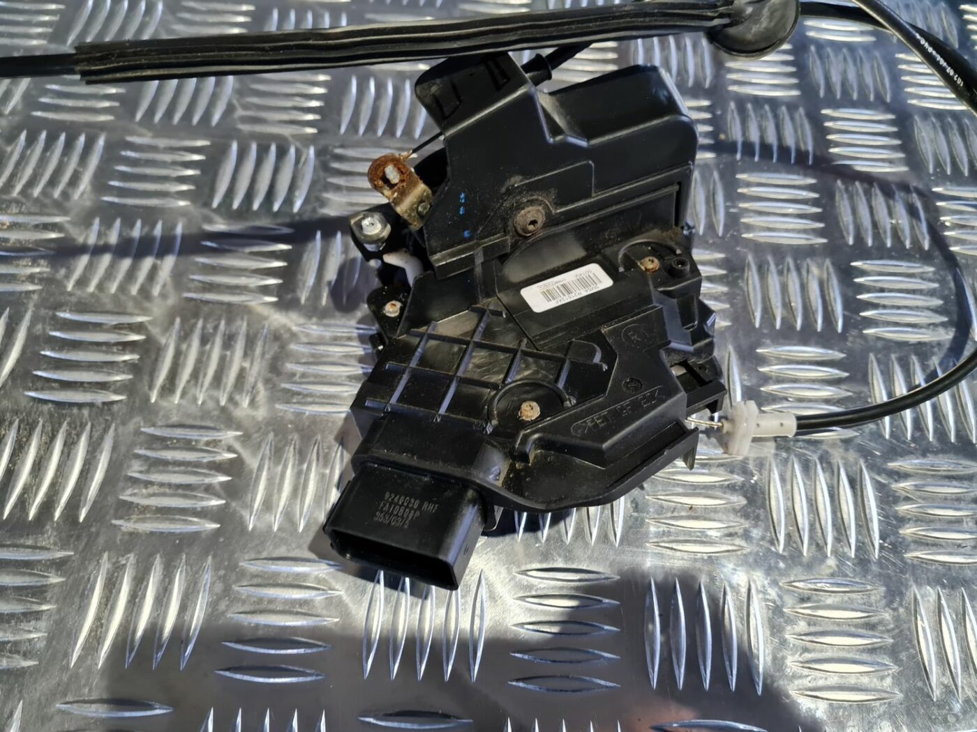 Priekšējo labo durvju slēdzene priekš FORD FOCUS C-MAX 2004 2 Priekšējo labo durvju slēdzene priekš FORD FOCUS C-MAX 2004