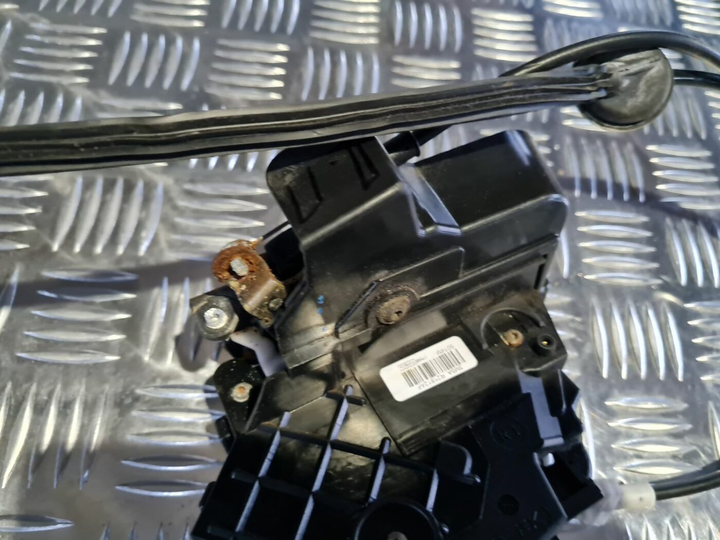 Priekšējo labo durvju slēdzene priekš FORD FOCUS C-MAX 2004 5 Priekšējo labo durvju slēdzene priekš FORD FOCUS C-MAX 2004