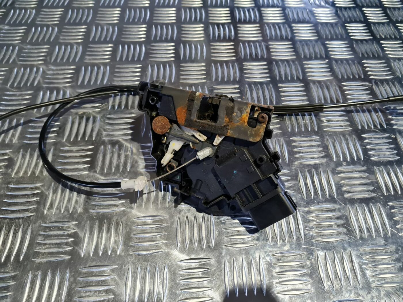 Priekšējo labo durvju slēdzene priekš FORD FOCUS C-MAX 2004 3 Priekšējo labo durvju slēdzene priekš FORD FOCUS C-MAX 2004