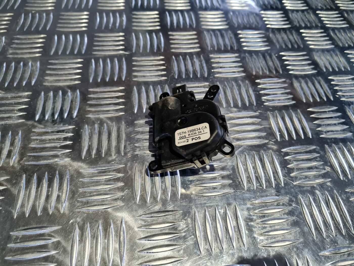 Apsildes sistēmas aktuators priekš FORD FOCUS C-MAX 2004 1 Apsildes sistēmas aktuators priekš FORD FOCUS C-MAX 2004