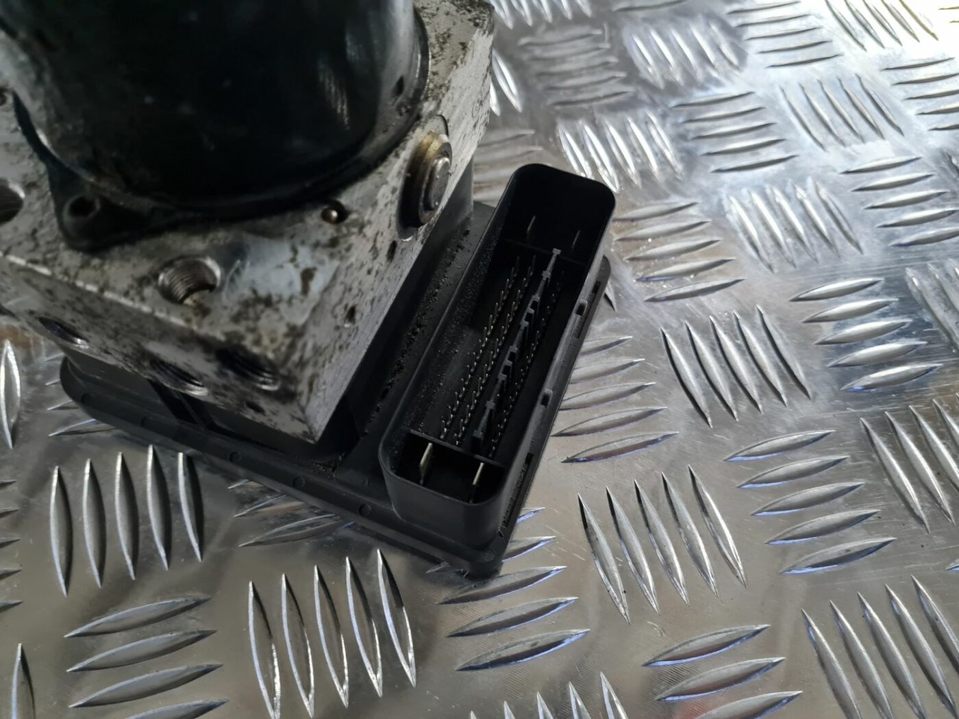 ABS bloks priekš FORD FOCUS C-MAX 2004 2 ABS bloks priekš FORD FOCUS C-MAX 2004