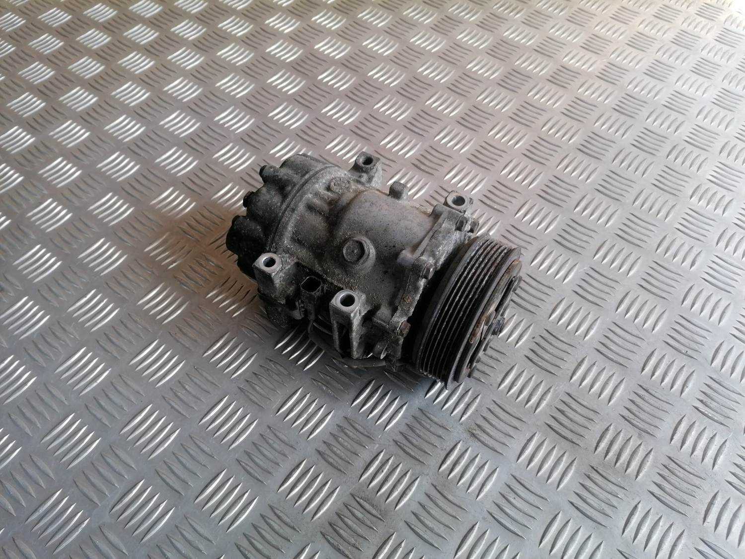 Gaisa kondicioniera kompresors priekš VOLVO C30 2008 SILVER 1 Gaisa kondicioniera kompresors priekš VOLVO C30 2008 SILVER