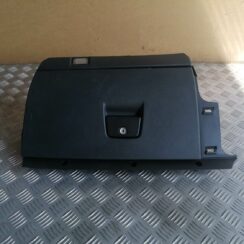 Mantu glabāšanas nodalījums pasažiera pusē priekš VOLVO S40 2007