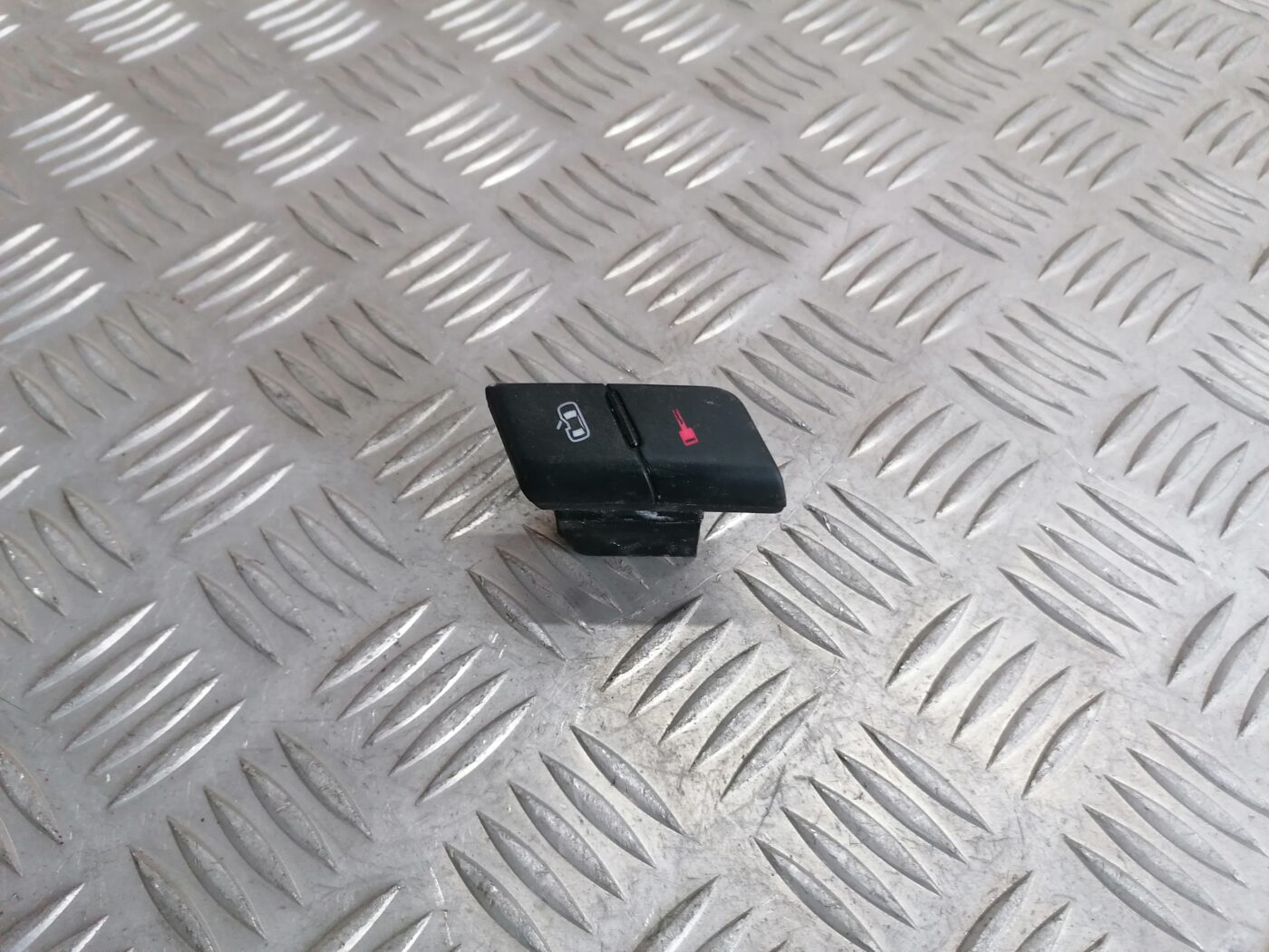 Atvēršanas/aizvēršanas poga priekš AUDI A4 2007 1 Atvēršanas/aizvēršanas poga priekš AUDI A4 2007