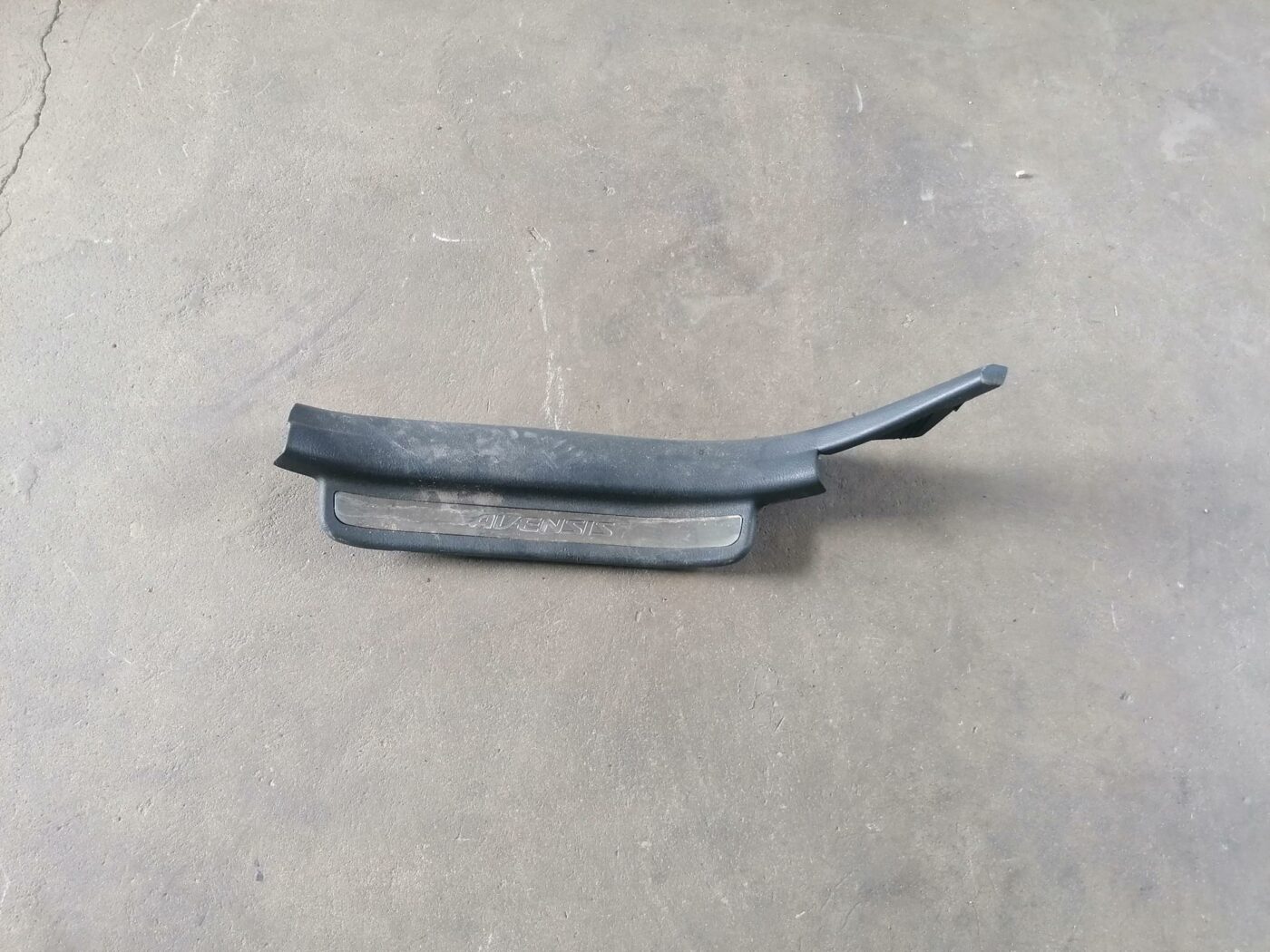 Sliekšņa aizmugurēja kreisa uzlika (salonā) priekš TOYOTA AVENSIS 2007 1 Sliekšņa aizmugurēja kreisa uzlika (salonā) priekš TOYOTA AVENSIS 2007