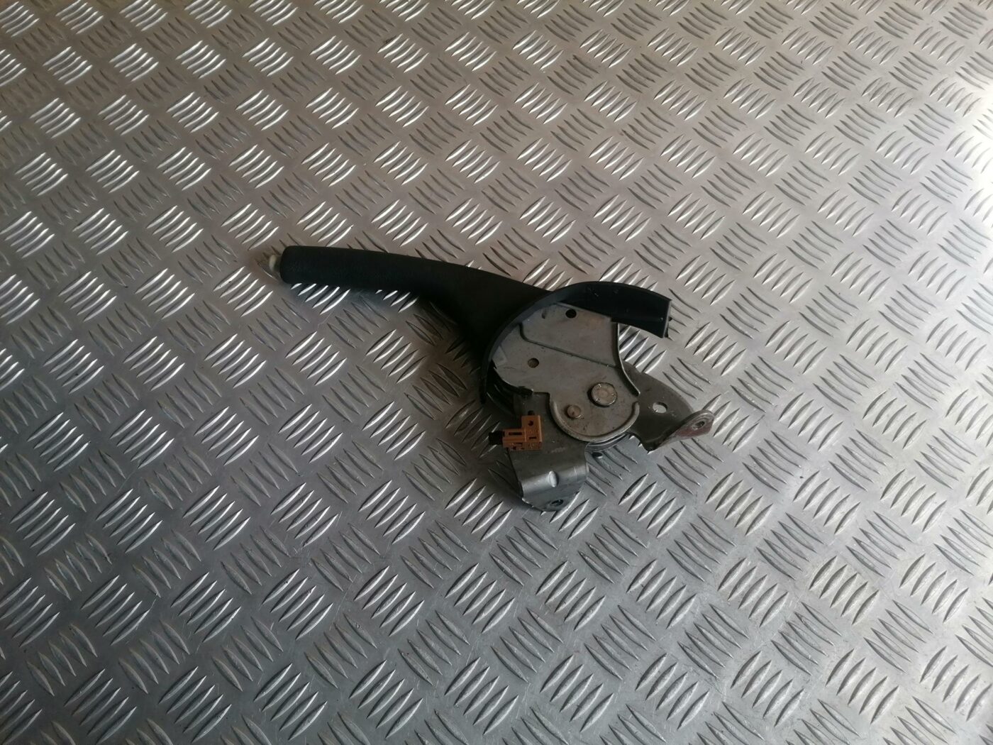 Stāvbremzes svira priekš TOYOTA AVENSIS 2007 1 Stāvbremzes svira priekš TOYOTA AVENSIS 2007