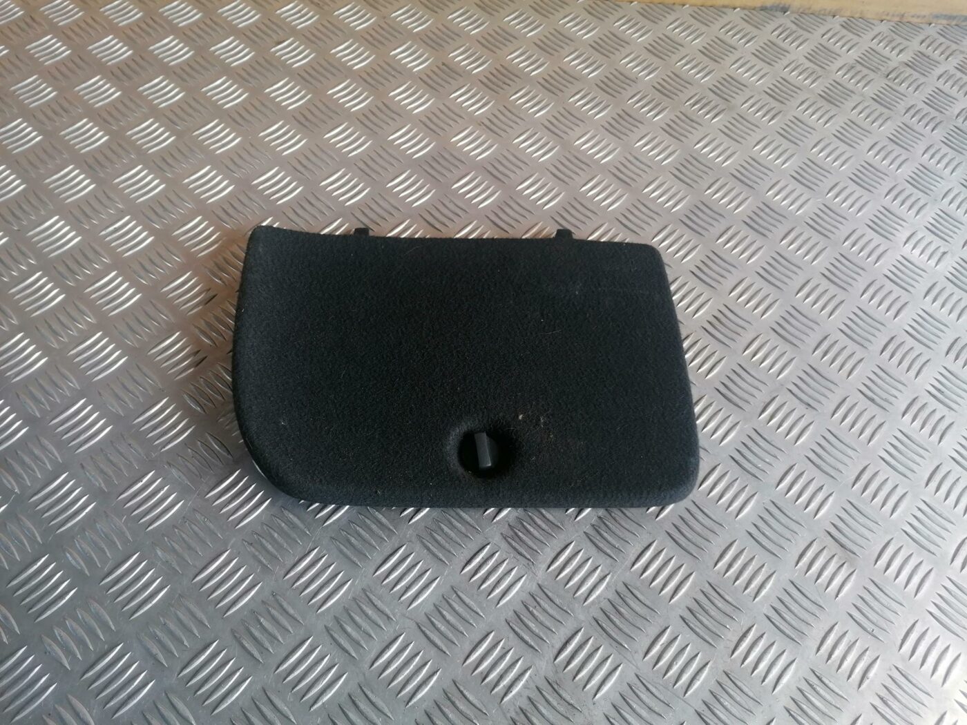 Bagāžnieka nodalījuma sānu apdares lūka priekš TOYOTA AVENSIS 2007