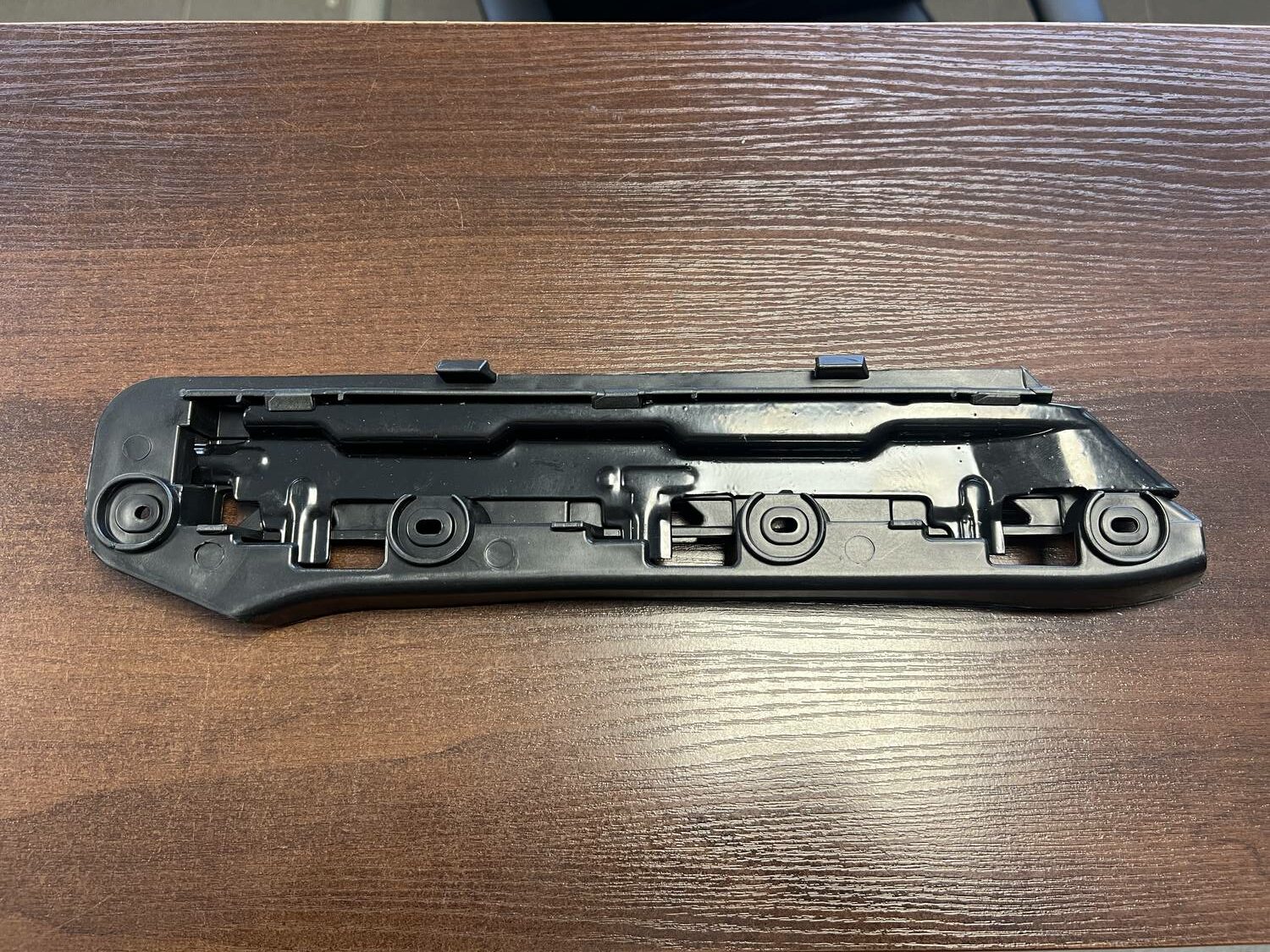 Priekšējā spārna un bufera stiprinājums priekš VW TOURAN 2005