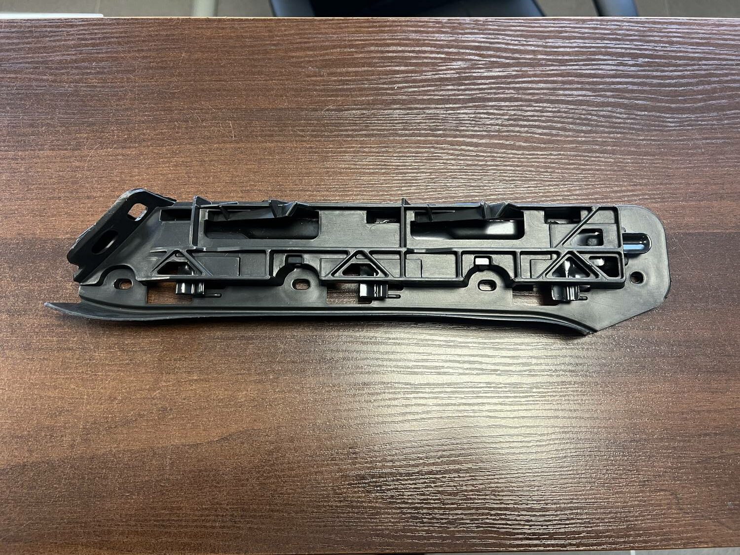 Priekšējā spārna un bufera stiprinājums priekš VW TOURAN 2005