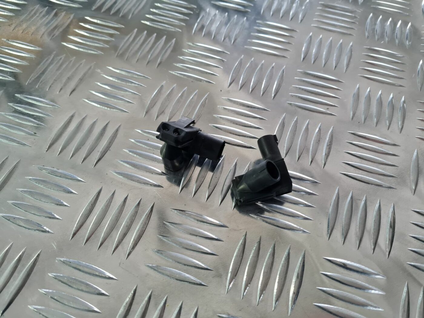 Vējstikla mazgāšanas šķidruma sprausla priekš MERCEDES BENZ ML320 2006 SILVER