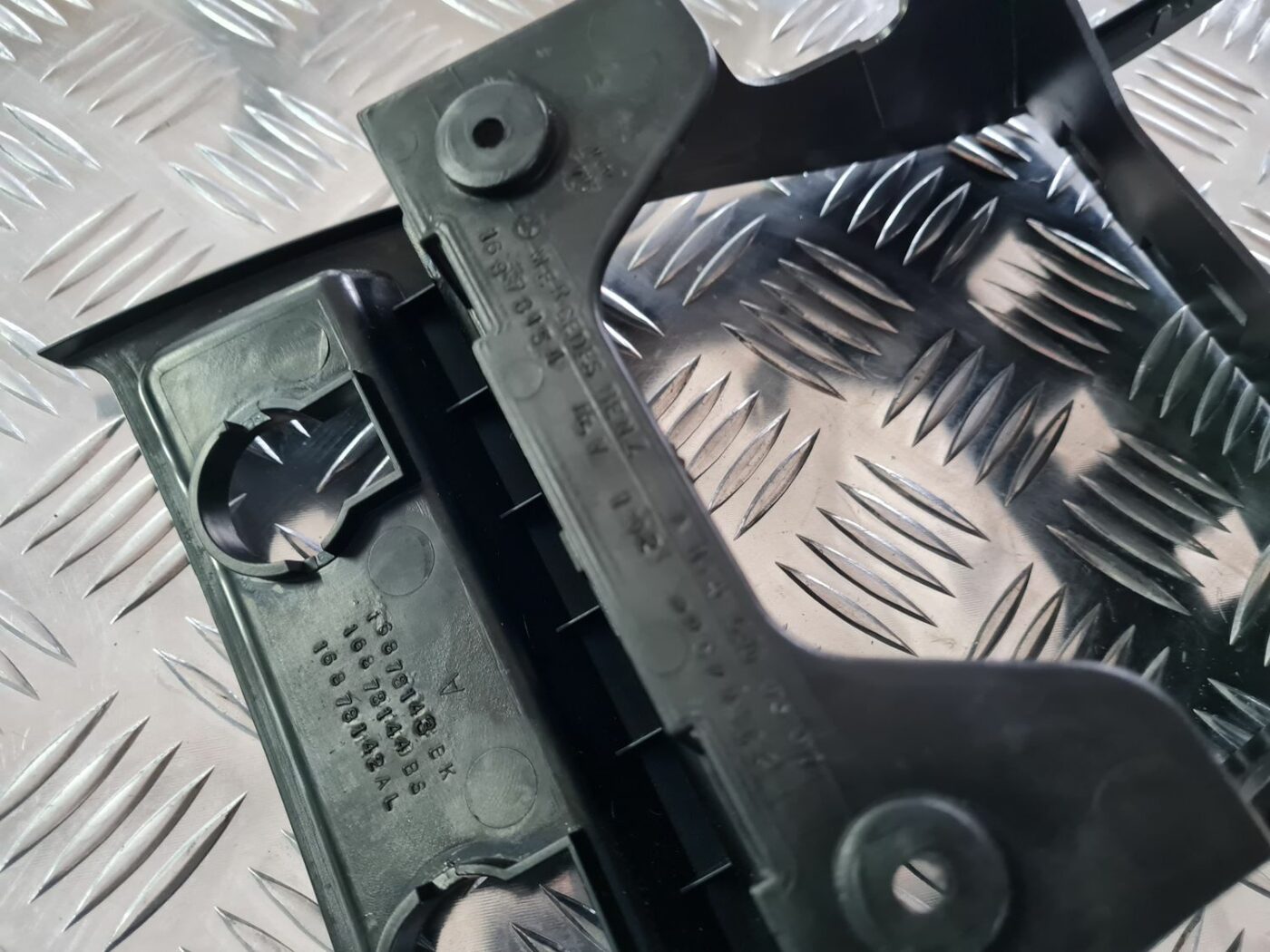 Centrālās konsoles (apdares) aizmugurēja daļa priekš MERCEDES BENZ ML320 2006 SILVER 3 Centrālās konsoles (apdares) aizmugurēja daļa priekš MERCEDES BENZ ML320 2006 SILVER