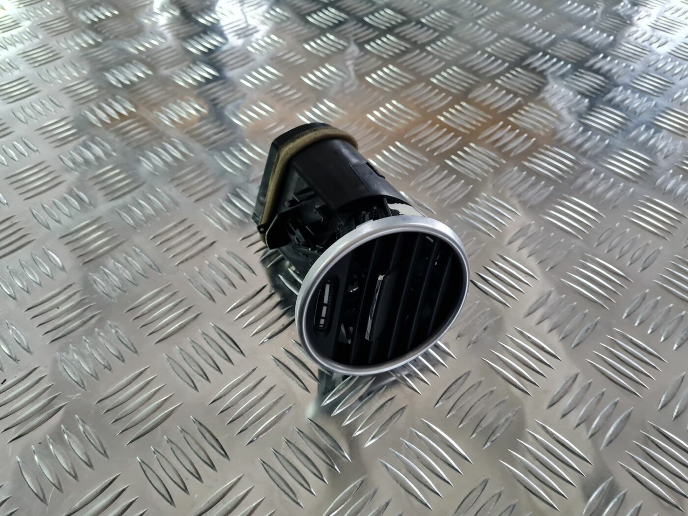 Mērinstrumentu paneļa gaisa vads, pa labi priekš MERCEDES BENZ ML320 2006 SILVER 1 Mērinstrumentu paneļa gaisa vads, pa labi priekš MERCEDES BENZ ML320 2006 SILVER