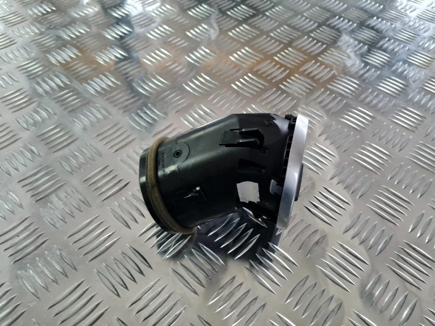 Mērinstrumentu paneļa gaisa vads, pa labi priekš MERCEDES BENZ ML320 2006 SILVER 2 Mērinstrumentu paneļa gaisa vads, pa labi priekš MERCEDES BENZ ML320 2006 SILVER