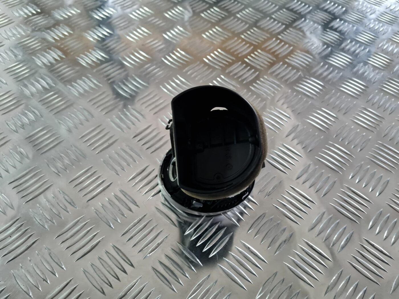 Mērinstrumentu paneļa gaisa vads, pa labi priekš MERCEDES BENZ ML320 2006 SILVER 4 Mērinstrumentu paneļa gaisa vads, pa labi priekš MERCEDES BENZ ML320 2006 SILVER