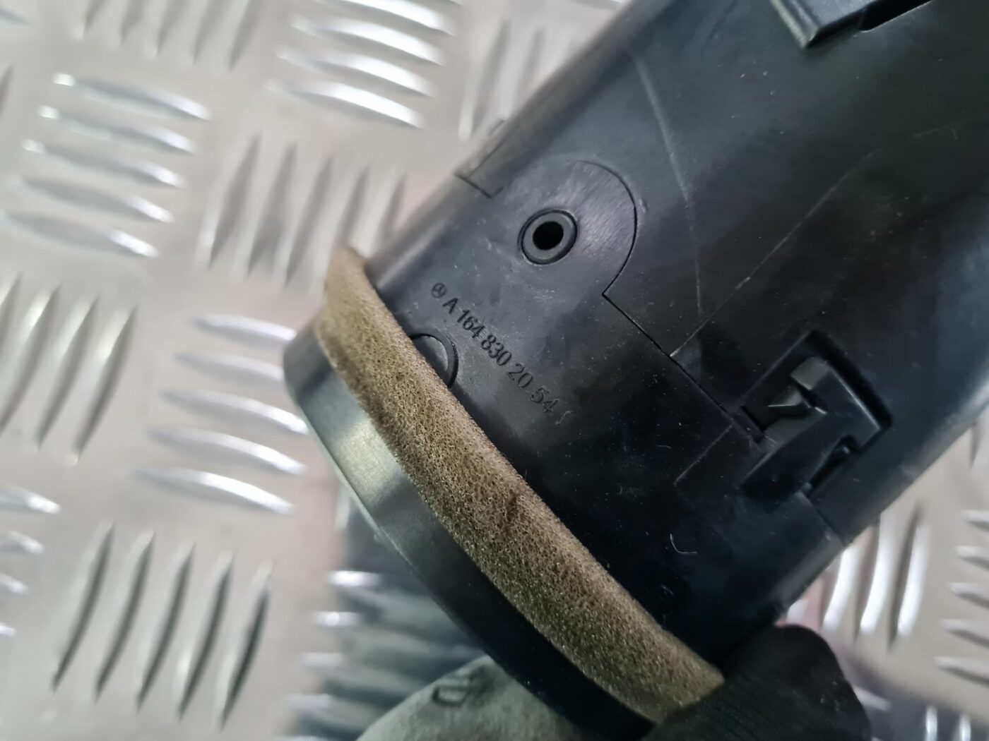 Mērinstrumentu paneļa gaisa vads, pa labi priekš MERCEDES BENZ ML320 2006 SILVER 3 Mērinstrumentu paneļa gaisa vads, pa labi priekš MERCEDES BENZ ML320 2006 SILVER