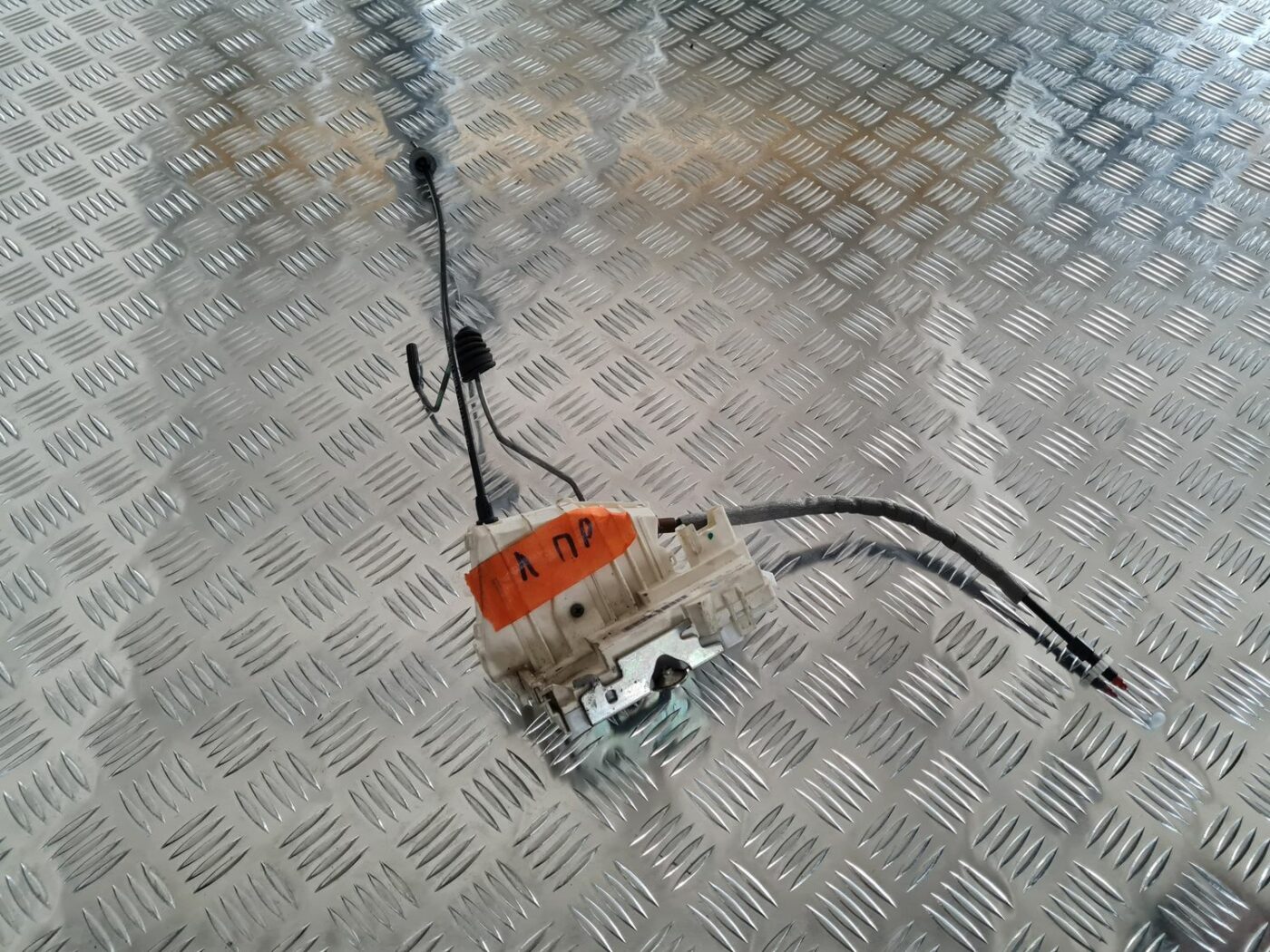 Priekšējo kreiso durvju slēdzene priekš MERCEDES BENZ ML320 2006 SILVER 1 Priekšējo kreiso durvju slēdzene priekš MERCEDES BENZ ML320 2006 SILVER