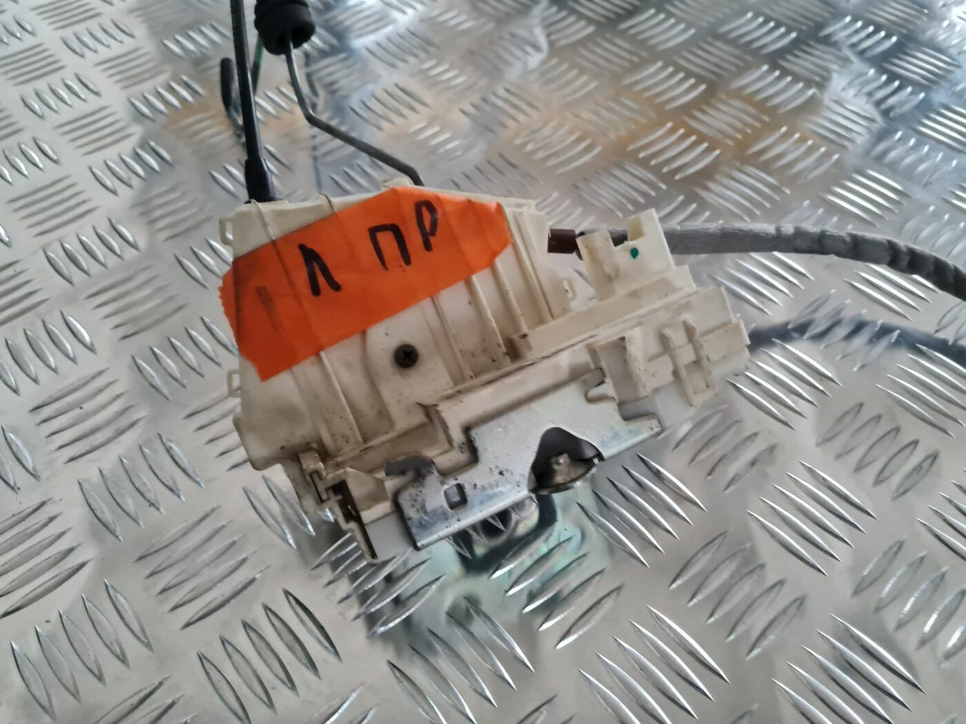 Priekšējo kreiso durvju slēdzene priekš MERCEDES BENZ ML320 2006 SILVER 2 Priekšējo kreiso durvju slēdzene priekš MERCEDES BENZ ML320 2006 SILVER