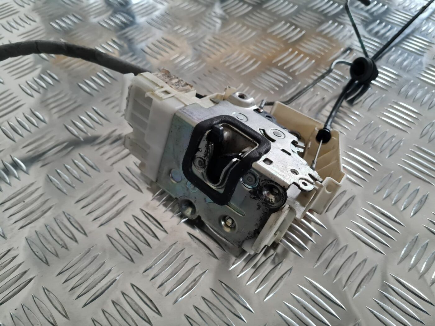 Priekšējo kreiso durvju slēdzene priekš MERCEDES BENZ ML320 2006 SILVER 3 Priekšējo kreiso durvju slēdzene priekš MERCEDES BENZ ML320 2006 SILVER