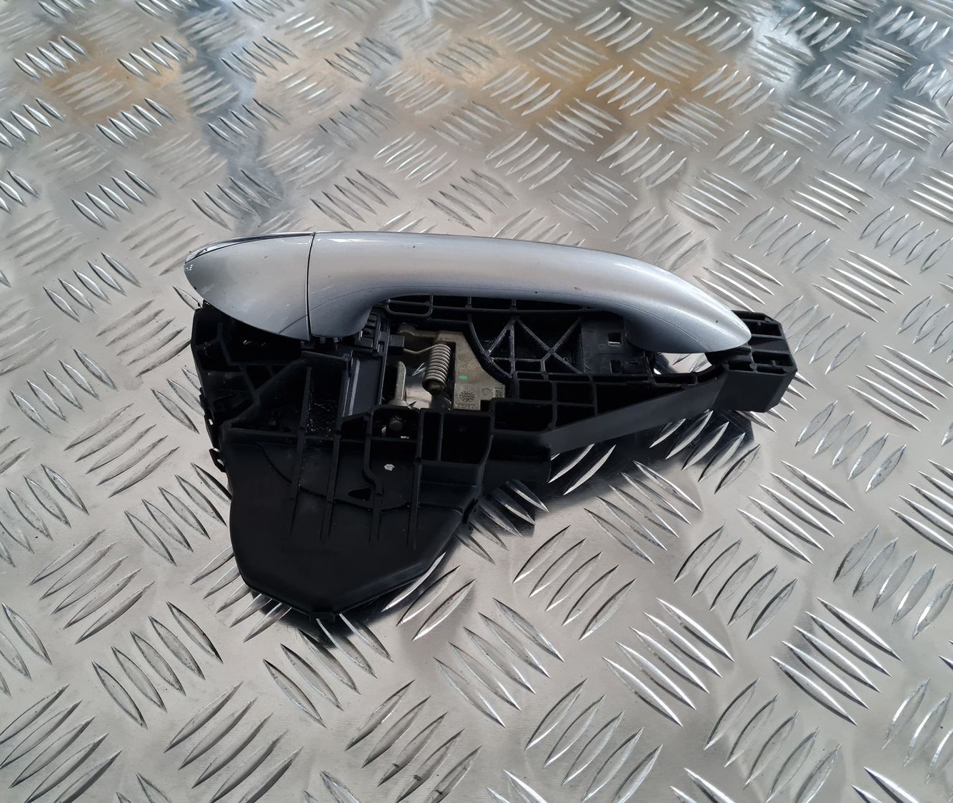 Priekšējāis labais durvju rokturis priekš MERCEDES BENZ ML320 2006 SILVER 1 Priekšējāis labais durvju rokturis priekš MERCEDES BENZ ML320 2006 SILVER