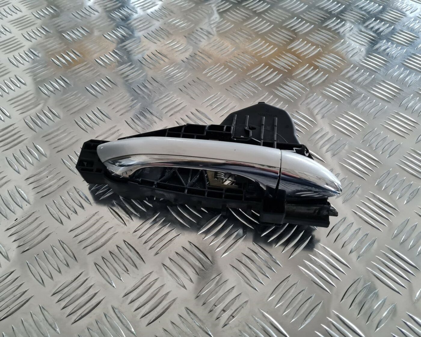 Priekšējāis labais durvju rokturis priekš MERCEDES BENZ ML320 2006 SILVER 2 Priekšējāis labais durvju rokturis priekš MERCEDES BENZ ML320 2006 SILVER