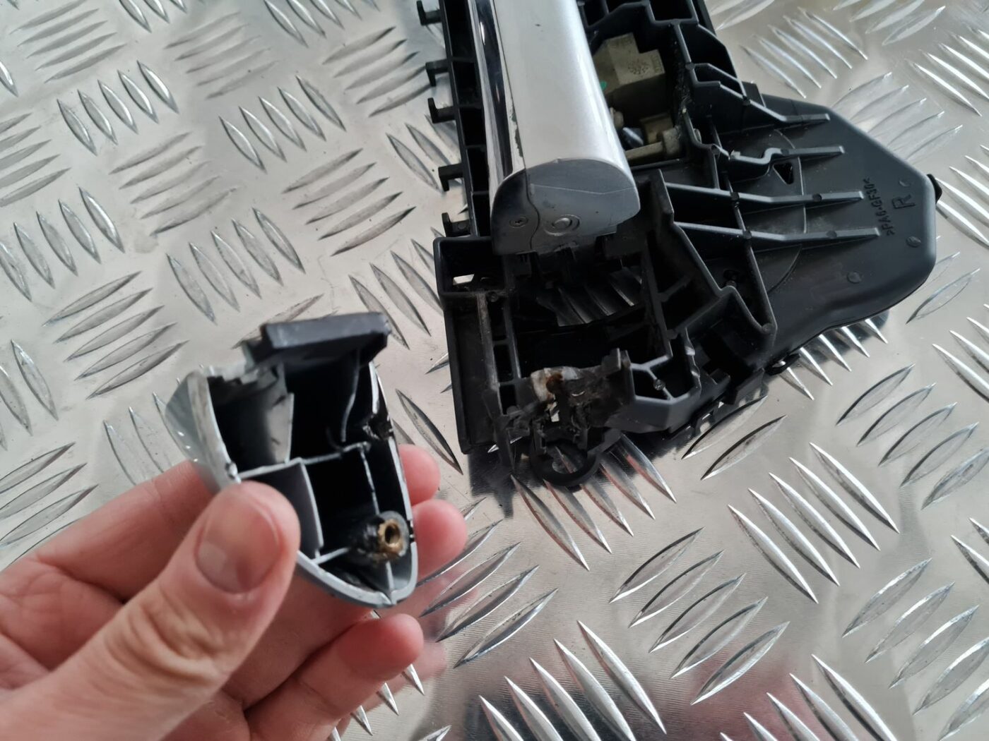 Priekšējāis labais durvju rokturis priekš MERCEDES BENZ ML320 2006 SILVER 4 Priekšējāis labais durvju rokturis priekš MERCEDES BENZ ML320 2006 SILVER