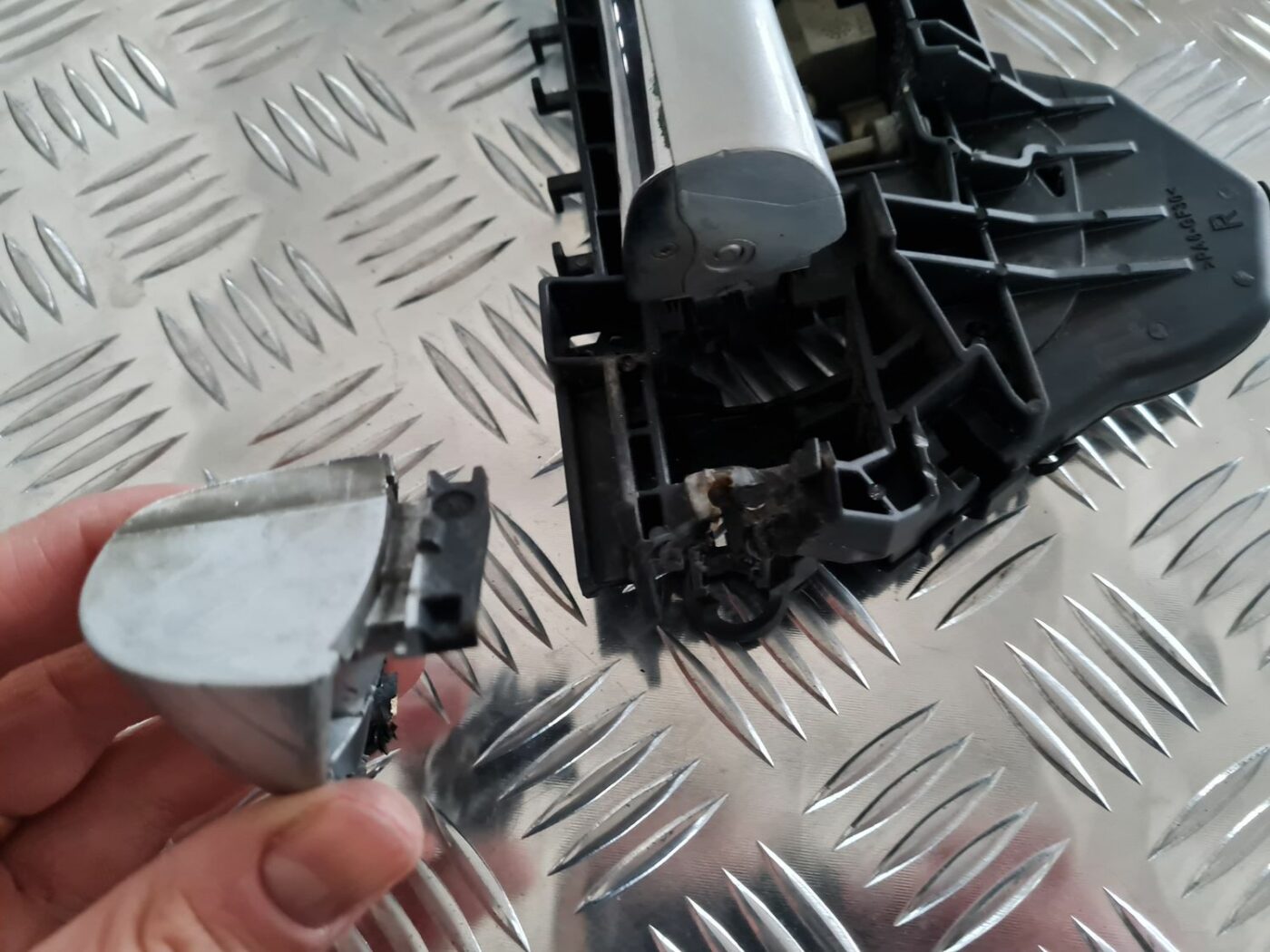 Priekšējāis labais durvju rokturis priekš MERCEDES BENZ ML320 2006 SILVER 3 Priekšējāis labais durvju rokturis priekš MERCEDES BENZ ML320 2006 SILVER