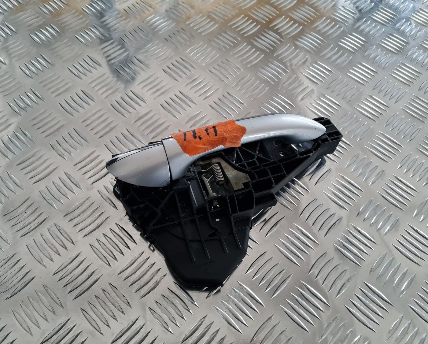 Priekšējāis labais durvju rokturis priekš MERCEDES BENZ ML320 2006 SILVER 5 Priekšējāis labais durvju rokturis priekš MERCEDES BENZ ML320 2006 SILVER