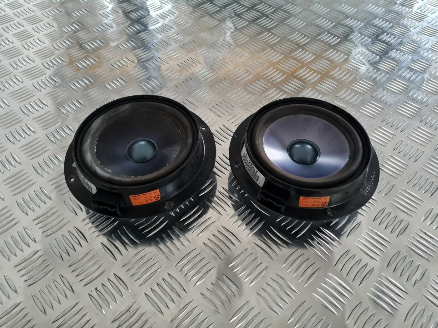 Durvju skaļrunis, apakšā priekš MERCEDES BENZ ML320 2006 SILVER