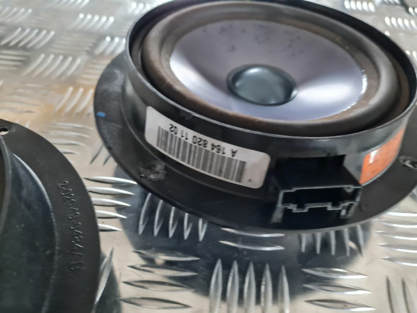 Durvju skaļrunis, apakšā priekš MERCEDES BENZ ML320 2006 SILVER