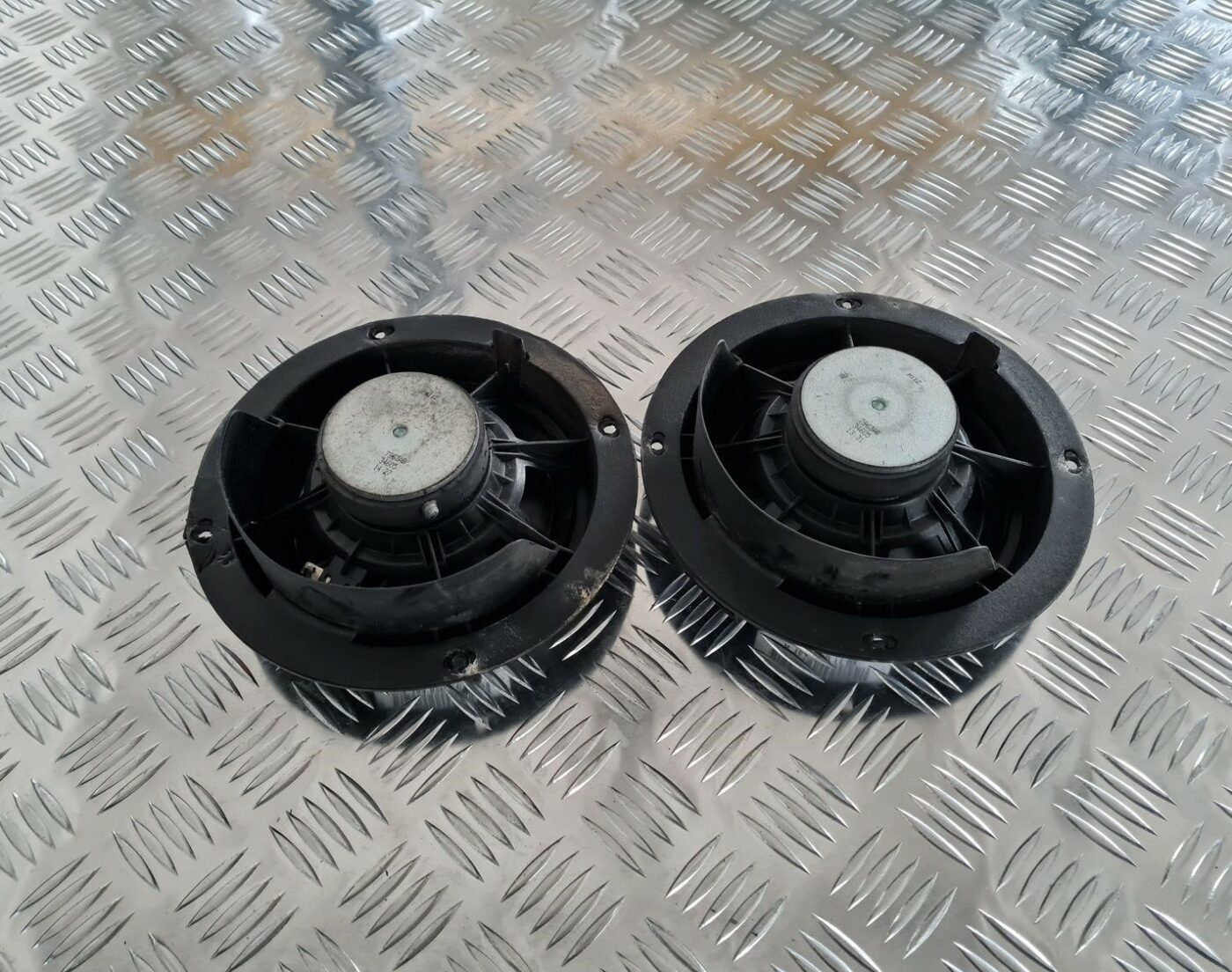 Durvju skaļrunis, apakšā priekš MERCEDES BENZ ML320 2006 SILVER