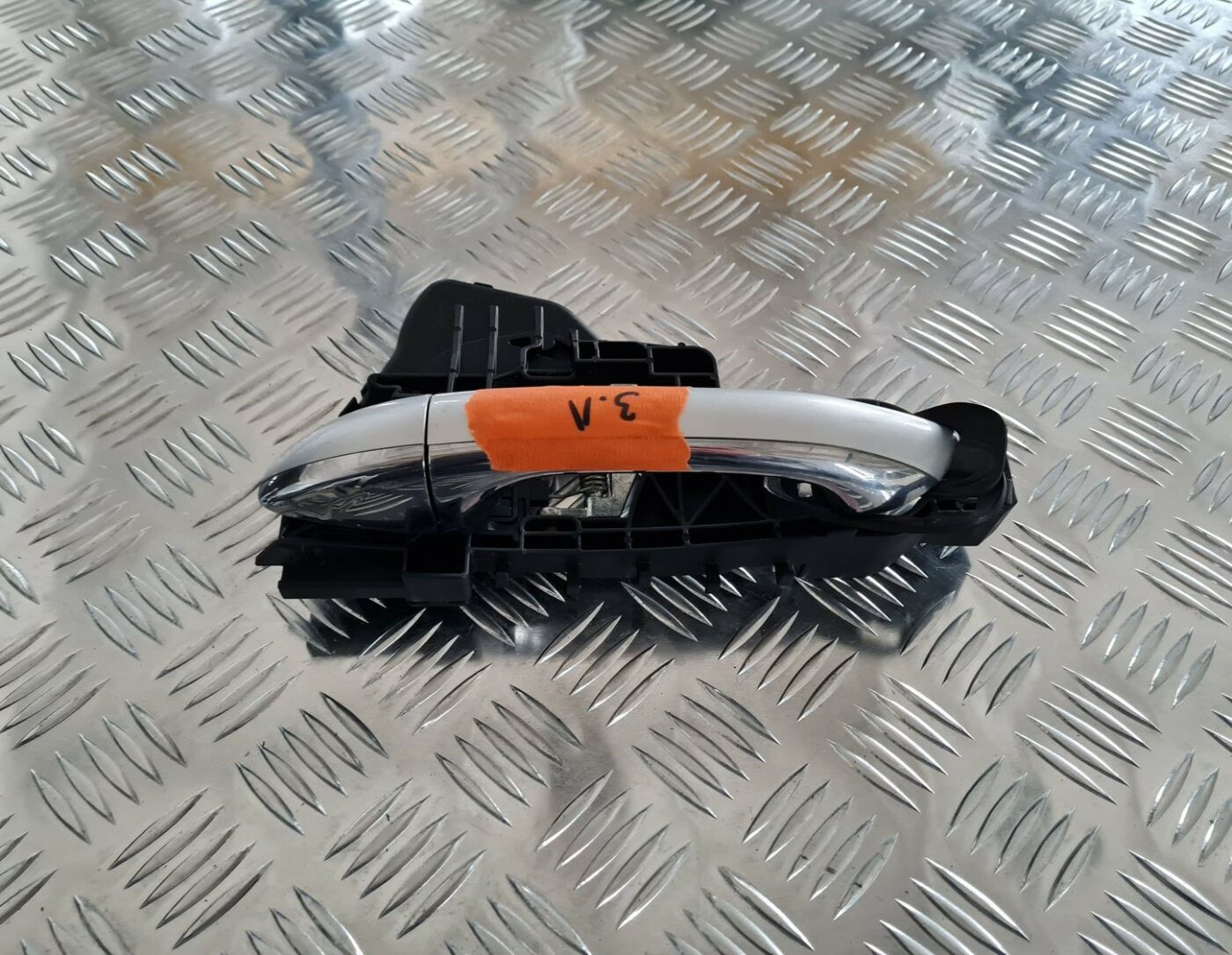 Aizmugurējais kreisais durvju rokturis priekš MERCEDES BENZ ML320 2006 SILVER