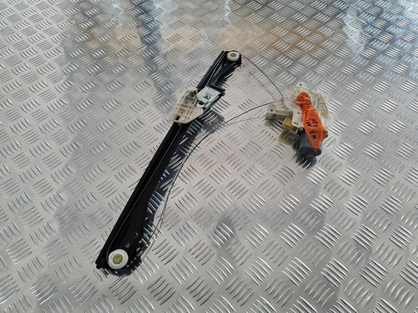 Stikla pacelšanas mehānisms aizmugurējais labais priekš MERCEDES BENZ ML320 2006 SILVER