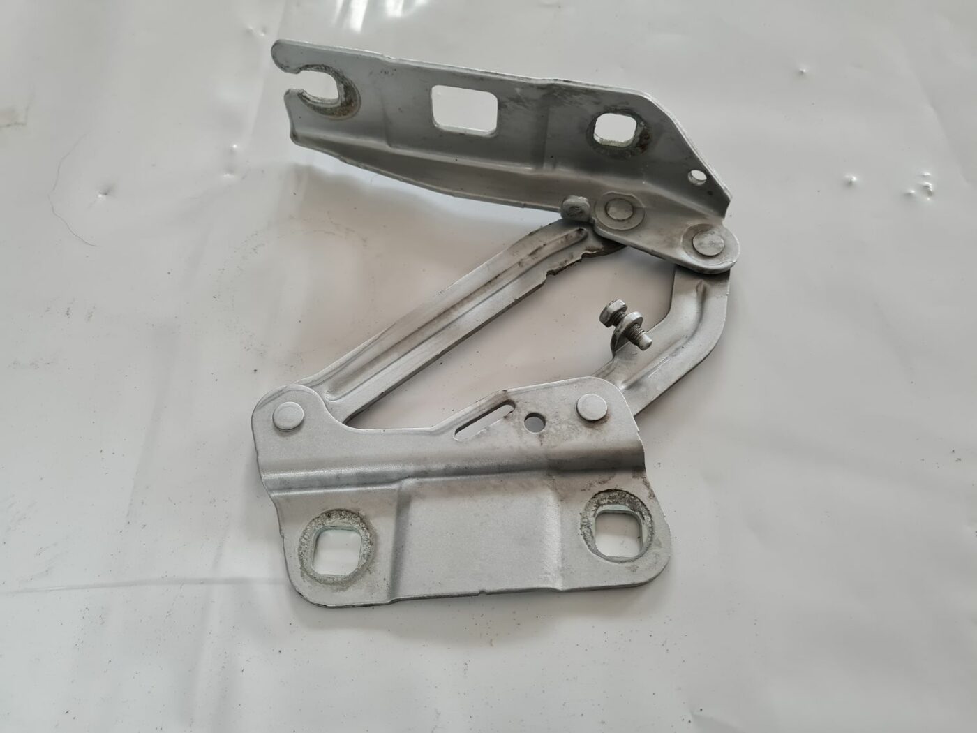 Pārsega eņģe, pa labi priekš MERCEDES BENZ ML320 2006 SILVER 1 Pārsega eņģe, pa labi priekš MERCEDES BENZ ML320 2006 SILVER