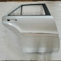 Aizmugurējās labās durvis priekš MERCEDES BENZ ML320 2006 SILVER