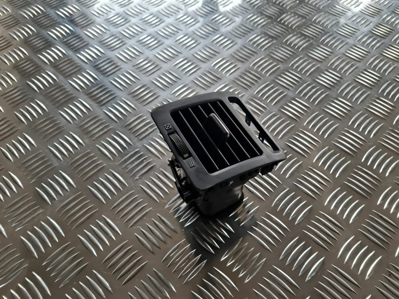 Mērinstrumentu paneļa gaisa vads, pa labi priekš TOYOTA COROLLA VERSO 2003 1 Mērinstrumentu paneļa gaisa vads, pa labi priekš TOYOTA COROLLA VERSO 2003