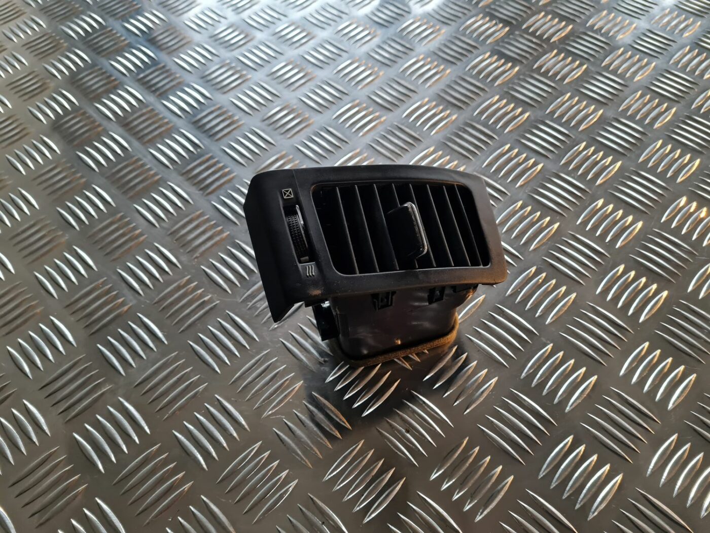 Mērinstrumentu paneļa gaisa vads, pa labi priekš TOYOTA COROLLA VERSO 2003 1 Mērinstrumentu paneļa gaisa vads, pa labi priekš TOYOTA COROLLA VERSO 2003