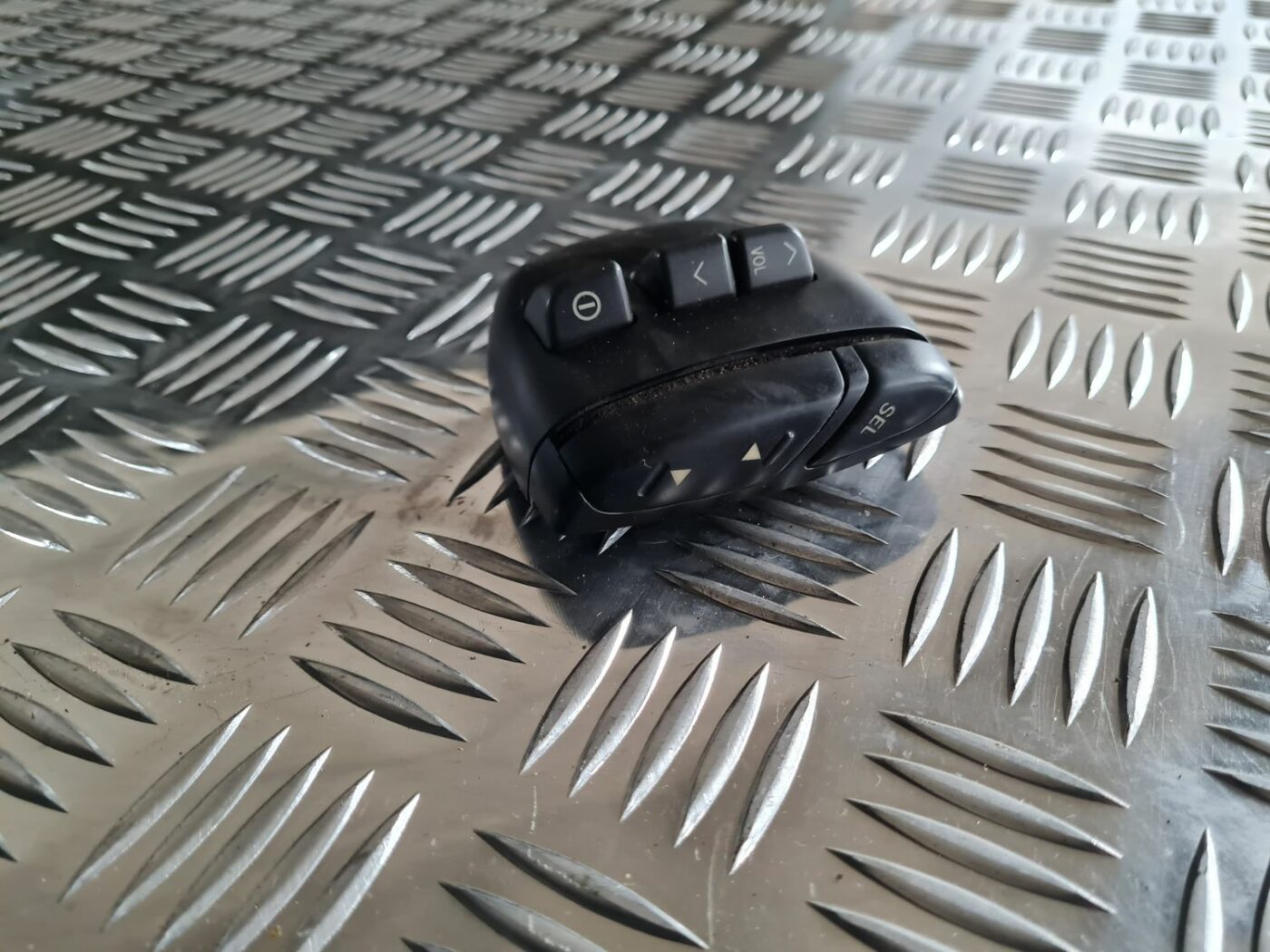 Stūres poga priekš TOYOTA COROLLA VERSO 2003