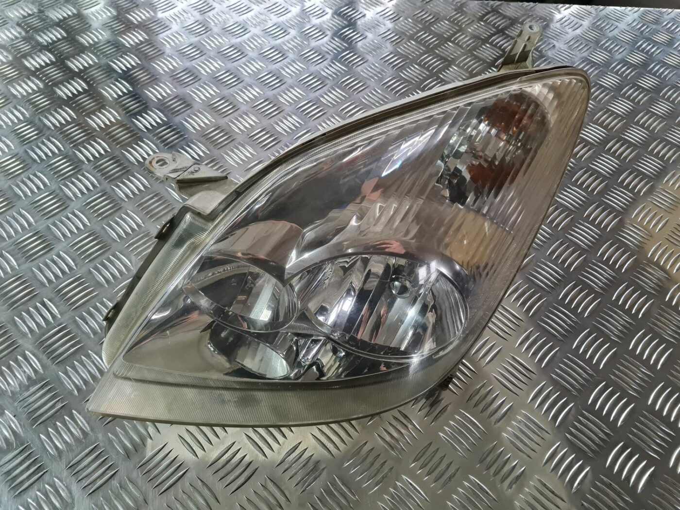 Priekšējais kreisais lukturis priekš TOYOTA COROLLA VERSO 2003 1 Priekšējais kreisais lukturis priekš TOYOTA COROLLA VERSO 2003