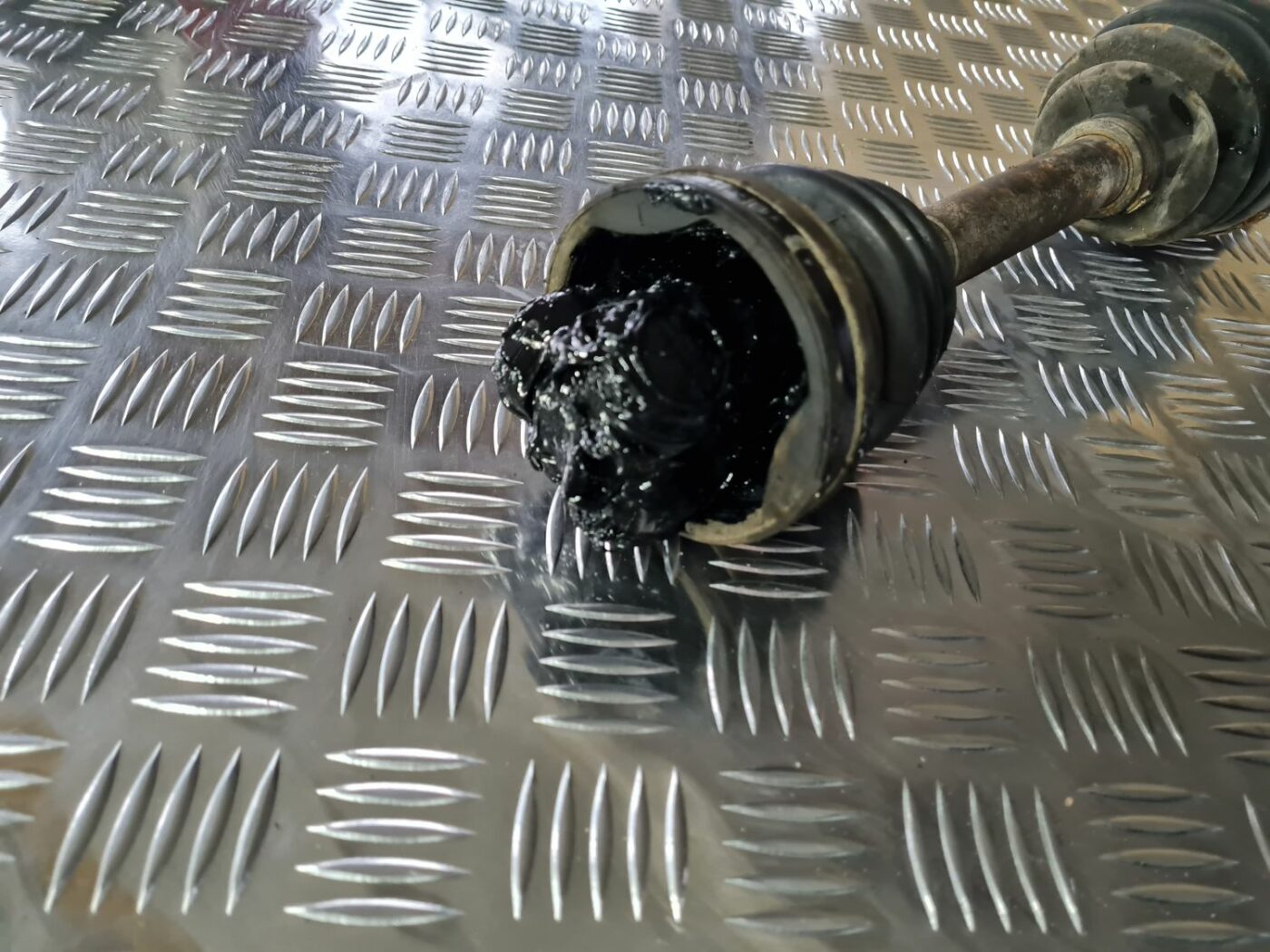 Pusass priekšējā kreisā priekš TOYOTA COROLLA VERSO 2003