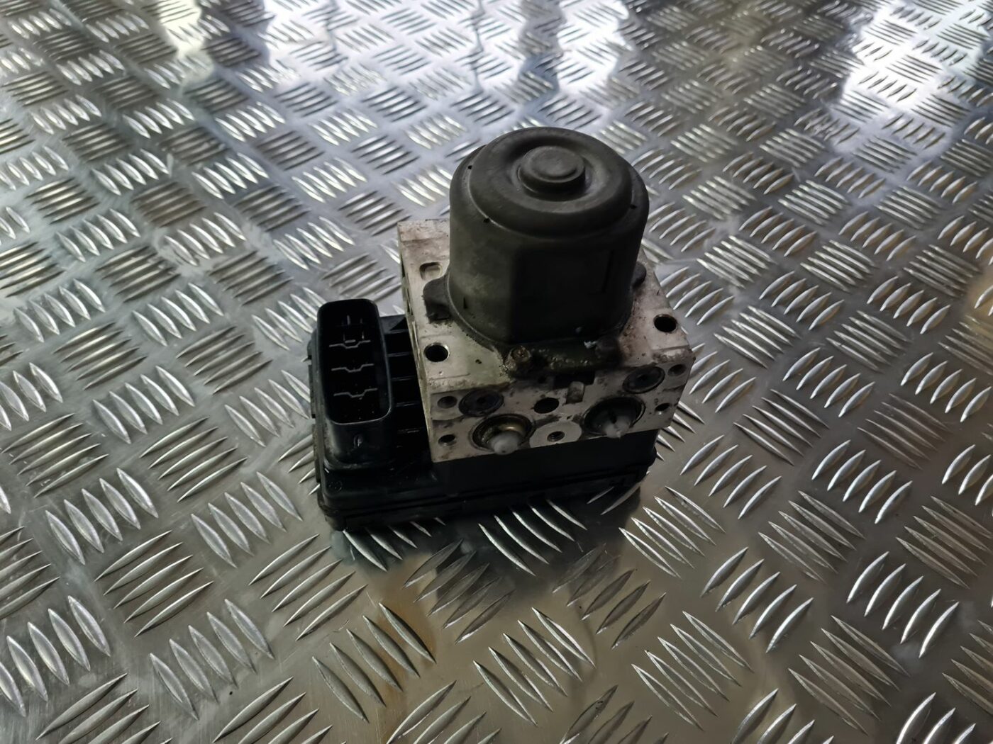 ABS bloks priekš TOYOTA COROLLA VERSO 2003 4 ABS bloks priekš TOYOTA COROLLA VERSO 2003