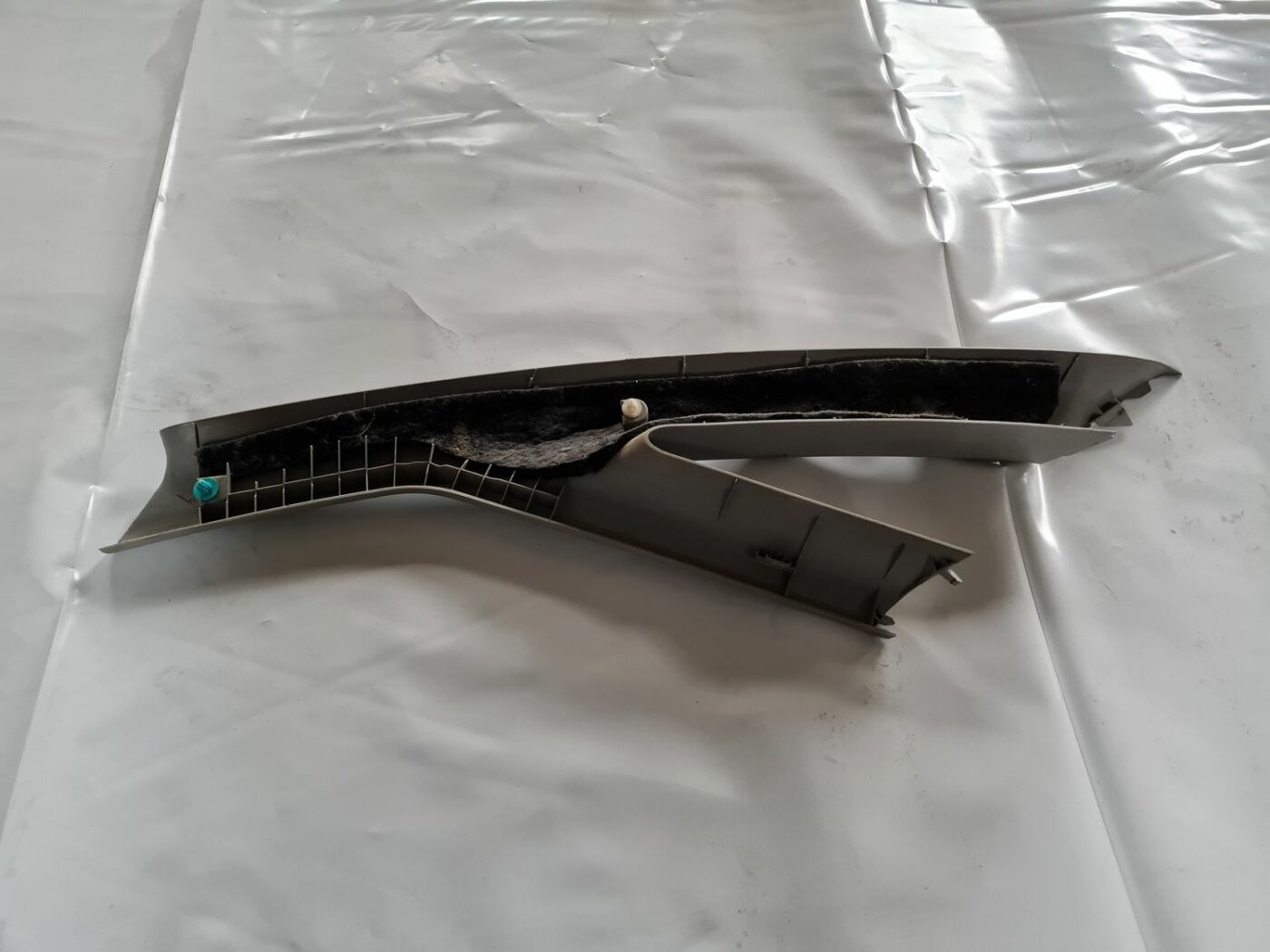 Priekšējas salona statnes apdare priekš TOYOTA COROLLA VERSO 2003