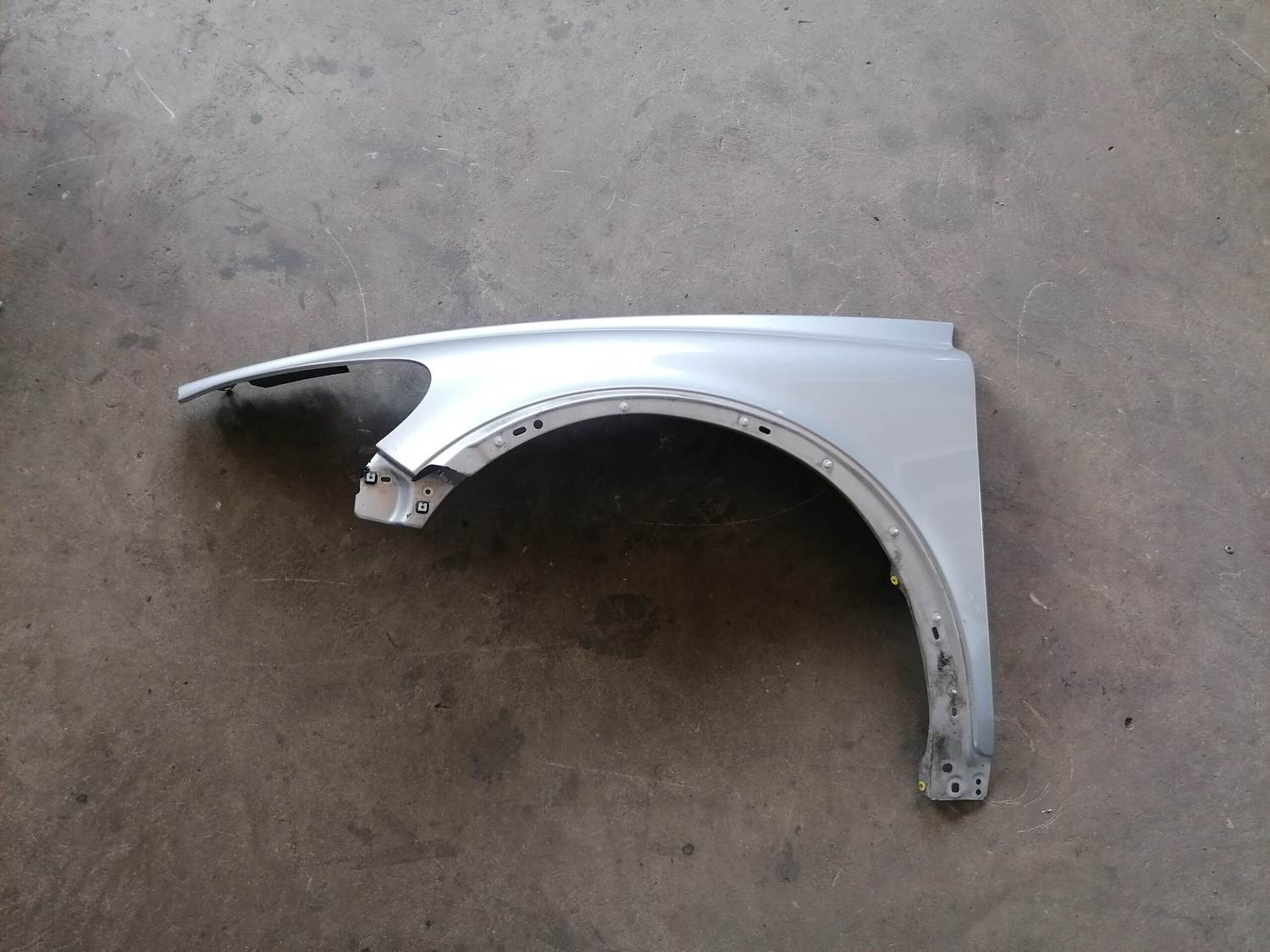 Priekšējais kreisais spārns priekš VOLVO C30 2008 SILVER 1 Priekšējais kreisais spārns priekš VOLVO C30 2008 SILVER